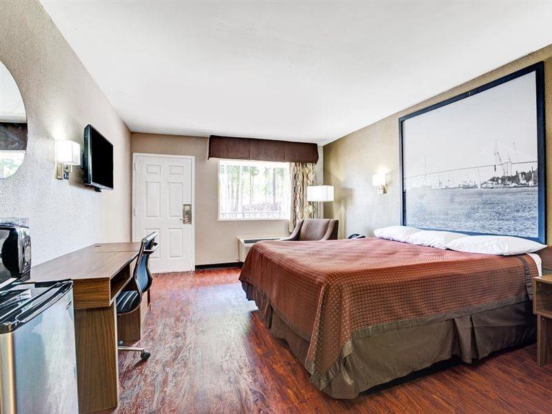 6 Ga Airport East Hotel 3*