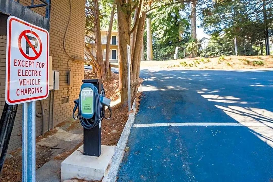 Moonlight King Bd Free Parking Fast Wi-fi Kitchen Pool Apartment Atlanta