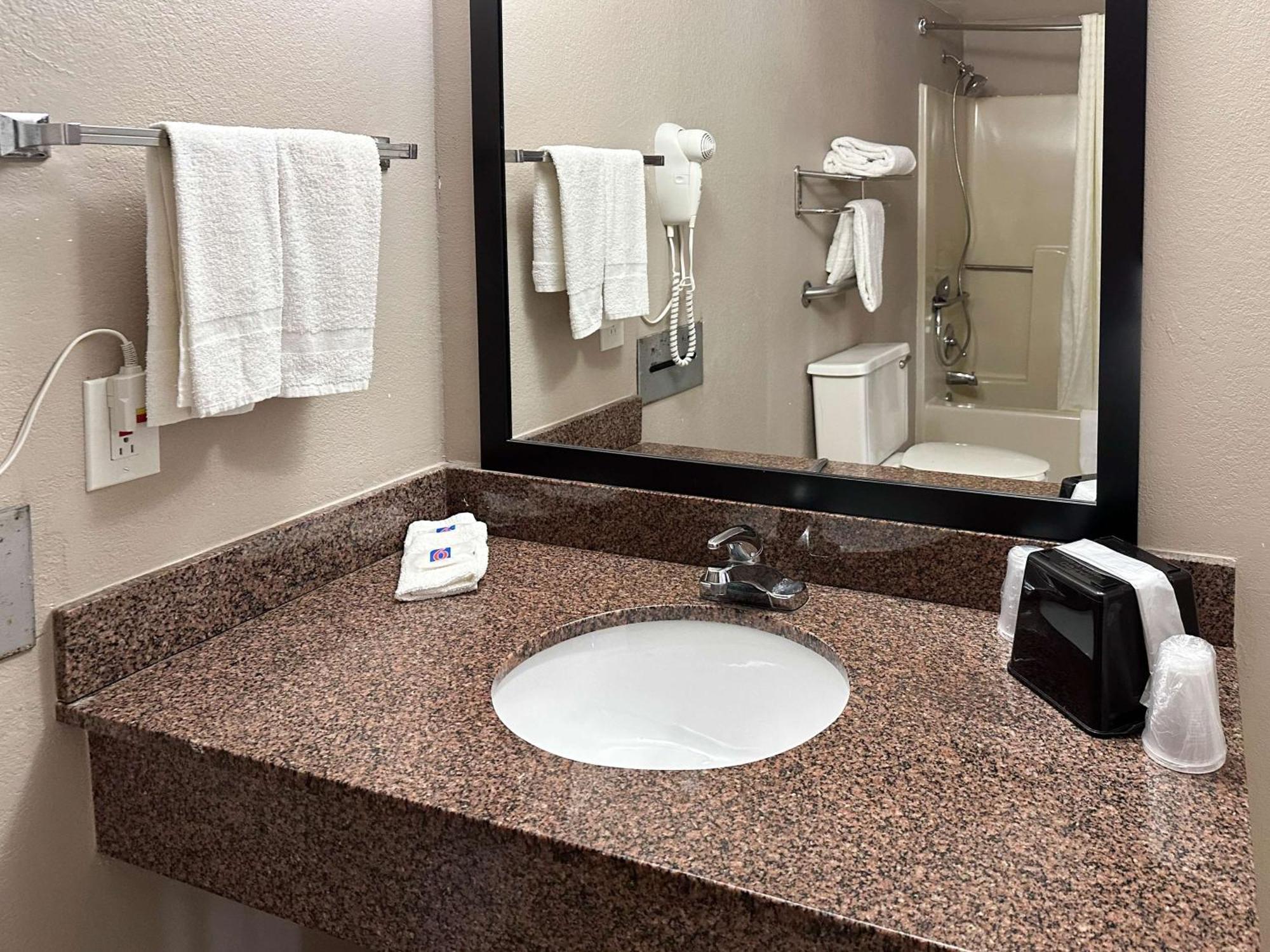 6 Ga Airport East Hotel 3*