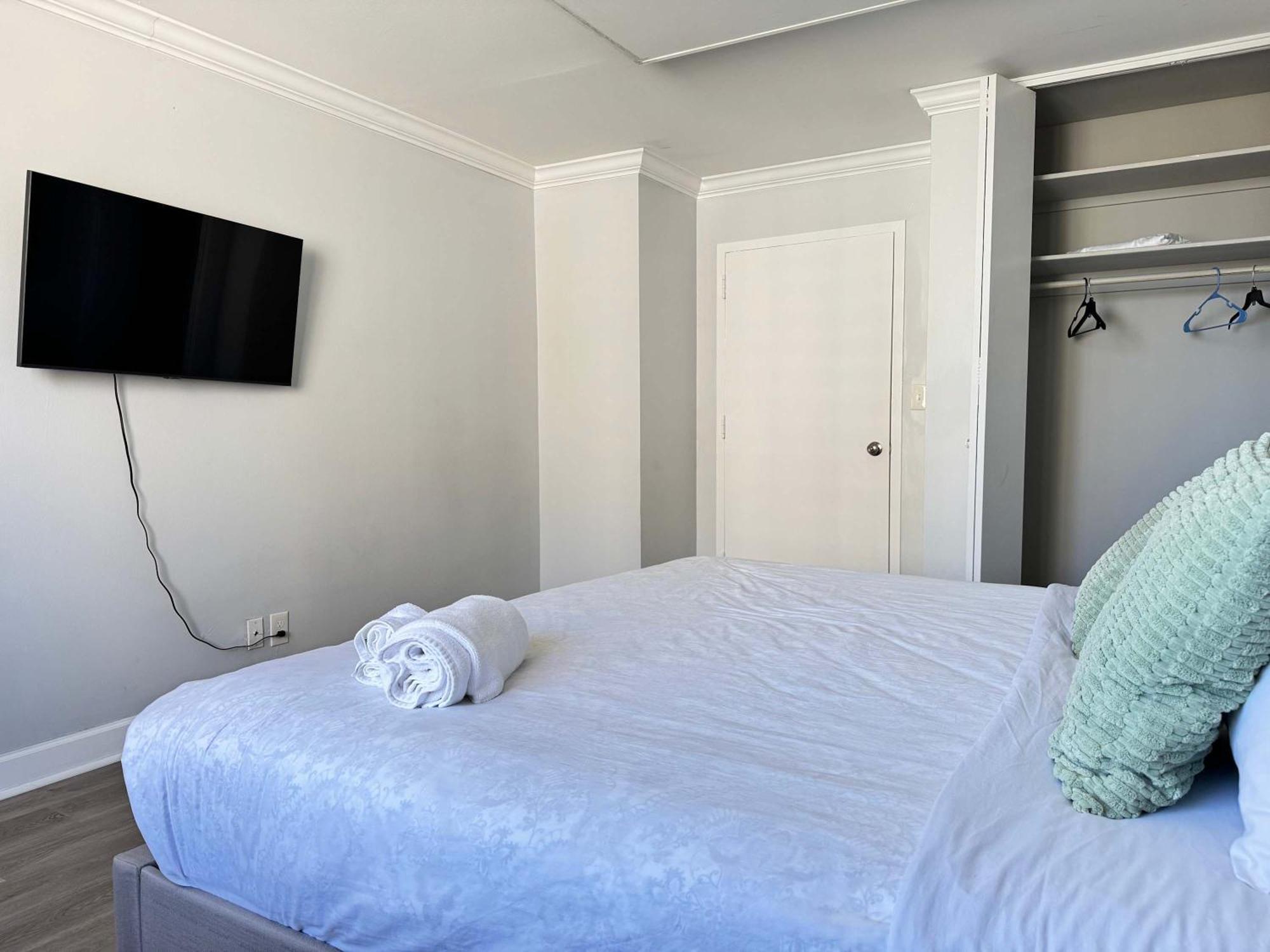 Downtown! Life! Onsite Parking Lm1701 Holiday home *