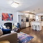 Luxe Living Near Downtown, King,Smart Tv