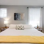 Luxe Living Near Downtown, King,Smart Tv