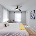 Luxe Living Near Downtown, King,Smart Tv