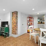 Centrally Located 2 Bedroom Apt Steps Away From Ga Tech