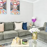 5 Mins From Airport Family Friendly Home