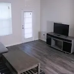 Fantastic Two Bedroom, Near Airport, Cozy & Comfy!