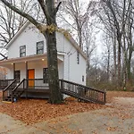 Modern 4 Bedroom 3 Bath Home-10 Mins From Airport