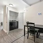 Modern 4 Bedroom 3 Bath Home-10 Mins From Airport