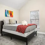 Modern 4 Bedroom 3 Bath Home-10 Mins From Airport