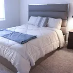 Fantastic Two Bedroom, Near Airport, Cozy & Comfy!