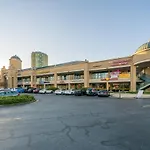 Local And Colorful Studio With Parking In Top Location