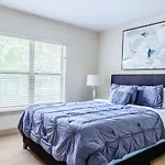 Cozy Townhouse In The Heart Of The City!
