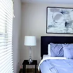 Cozy Townhouse In The Heart Of The City!
