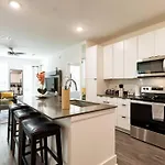 Luxury 2Br 2Ba Apt With Gym Pool & Free Parking
