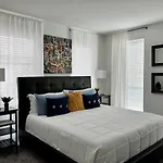 Luxury 2Br 2Ba Apt With Gym Pool & Free Parking