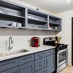 1109-Extra Lg-King Bed-1 Free Park-Fast Wifi-Dtw
