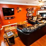 Amazing Large 3 Bed House With King Bed Less Than 10 Miles To Dtwn