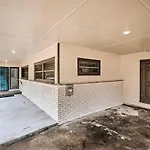 Atlanta Retreat With Deck In Greenbriar Area!