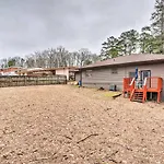 Atlanta Retreat With Deck In Greenbriar Area!
