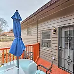Atlanta Retreat With Deck In Greenbriar Area!