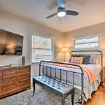 Atlanta Retreat With Deck In Greenbriar Area!