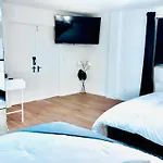 Highrise Luxury Two Bedroom Condo In Downtown Atlanta Within Minutes!!