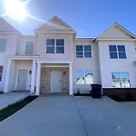 Brand New Home Mins To Airport