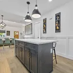 Designer Home: King Beds, Luxe Bath+Free Parking!