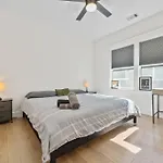 Designer Home: King Beds, Luxe Bath+Free Parking!