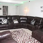 Beautiful Home Lots Of Space 6 Mins From Airport