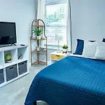 Tucked Away Bungalow Near Airport!