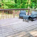 Tucked Away Bungalow Near Airport!