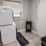Stylish Cottage Near Airport