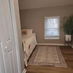 Stylish Cottage Near Airport