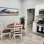 Stylish Cottage Near Airport