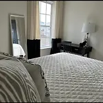 Vine City Home - Duplex - 3 Mins From Gwcc & Mercedes- Benz Stadium