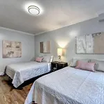 Centrally Located Lux Home - Sleeps 14