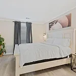 Rm2 - 1Bdr 1Bath Cozy Ensuite Shared Condo