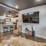 Modern Atlanta Retreat Private Hot Tub And Yard!
