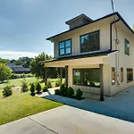 Luxury Smart Home 2 Miles To Downtown Atlanta!