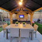 Pine Lodge Atlanta - Luxe Atlanta Home Near Everything Hot Tub Patio