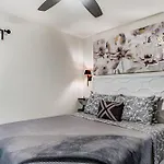 Pine Lodge Atlanta - Luxe Atlanta Home Near Everything Hot Tub Patio