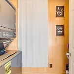 Atlanta Home With Movie Projector And Basketball Hoop!