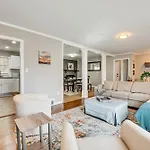 Atlanta Home With Movie Projector And Basketball Hoop!