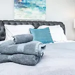 Downtown ! King Bed 24 Concierge! Onsite Parking Lm903