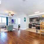 Downtown ! King Bed 24 Concierge! Onsite Parking Lm903