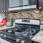 Downtown ! King Bed 24 Concierge! Onsite Parking Lm903