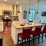 Ruby Retreat - Highrise! Balcony, Year-Round Pool,City View