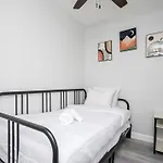 Renovated 2 Bedroom Condo Free Parking Lm1405