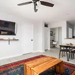 Renovated 2 Bedroom Condo Free Parking Lm1405